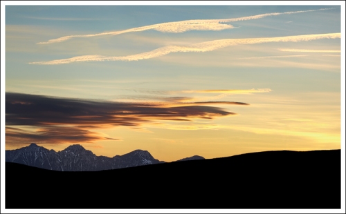 Il sole scompare dietro il Monte Baldo e solo le nuvole ne ricordano il colore